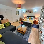 Bright Studio Apartment In Central London