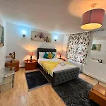 Bright Studio Apartment In Central London
