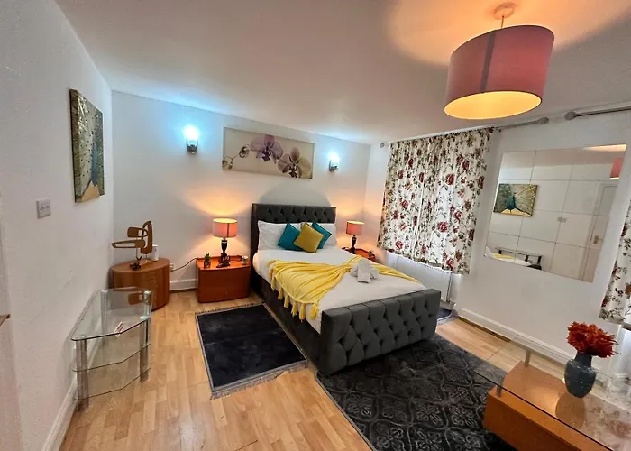 Bright Studio Apartment In Central London